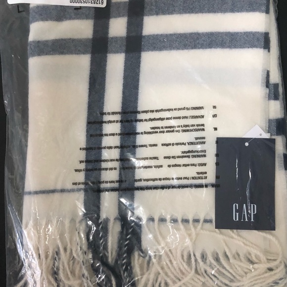 GAP Scarf - Picture 3 of 3